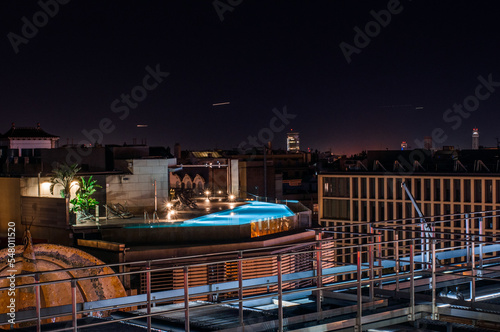 Rooftop Pool in Barcelona bei nacht
