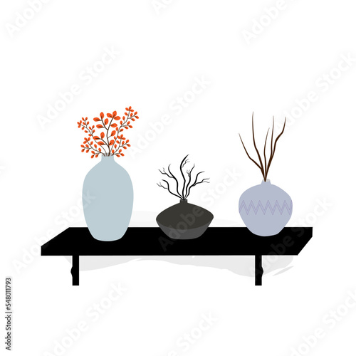 Repisa con tres floreros con flores.