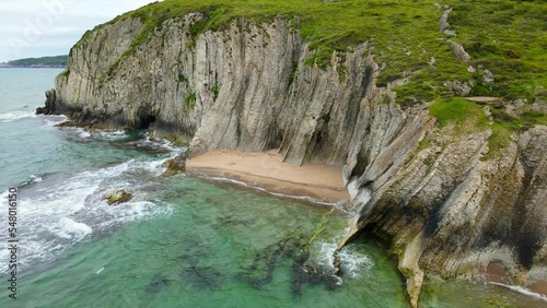 Plage cachée sur les bords de la mer noire.