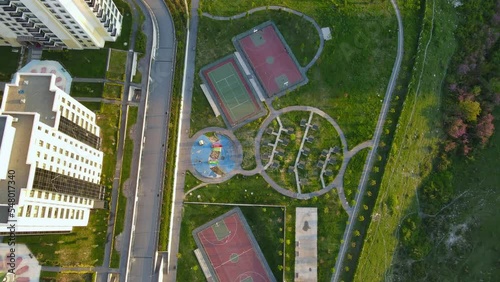 Aire de jeu pour enfant dans une résidence.