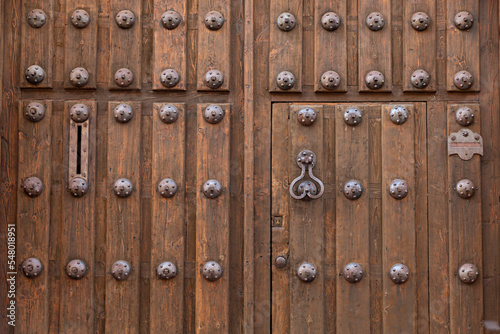 Puerta de madera marrón antigua.