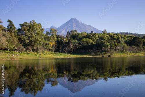 un enorme volcán reflejándose en una hermosa laguna, un buen sitio para pasar un fin de semana especial 