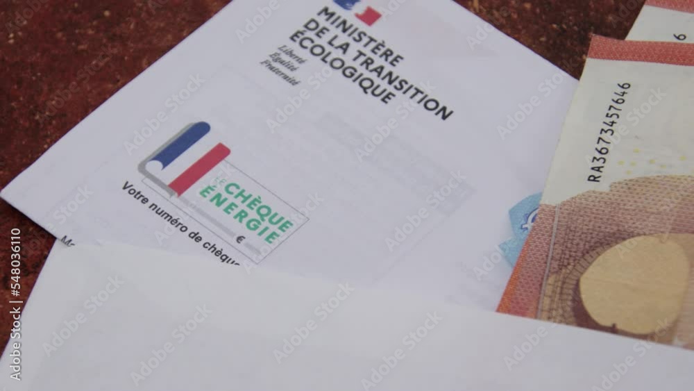 chèque énergie et billets de banque en gros plan