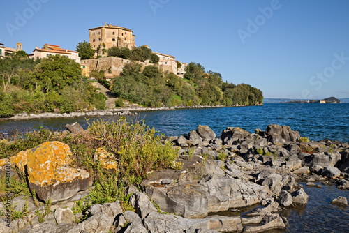 Quadro su tela Capodimonte, Viterbo, Lazio, Italy: landscape of the Lake Bolsena and the ancien