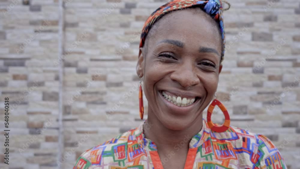 Retrato en video de una hermosa mujer latina afro caribeña muy sonriente viendo a cámara