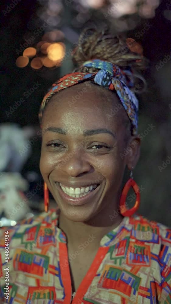 Retrato vertical en video de una hermosa mujer latina afro caribeña muy sonriente viendo a cámara en primer plano Retrato vertical en video de una hermosa mujer latina afro caribeña muy sonriente viendo a cámara en primer plano