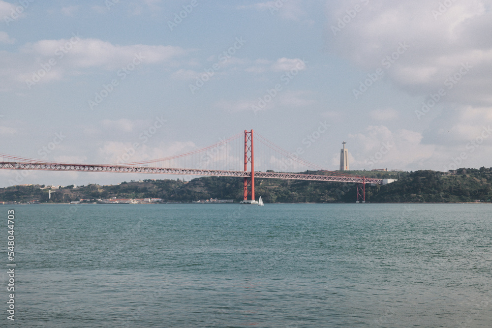 Ponte junto ao rio em Lisboa