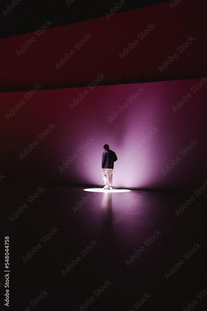 Pessoa com luz vermelha e câmara na mão Pessoa com luz vermelha e câmara na mão