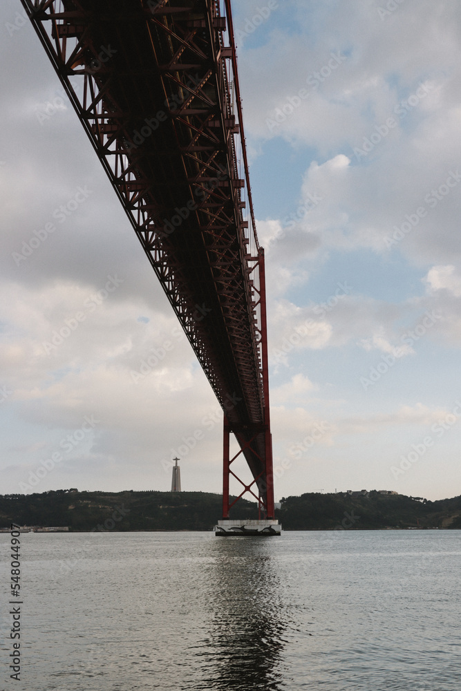 Ponte junto ao rio em Lisboa
