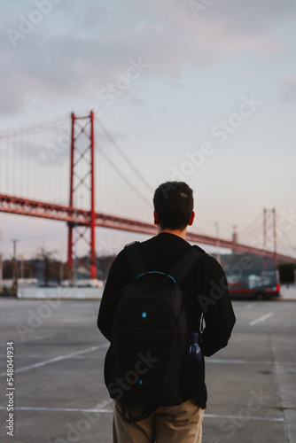 Pessoa a olhar para ponte em Lisboa © Guilherme Lopes