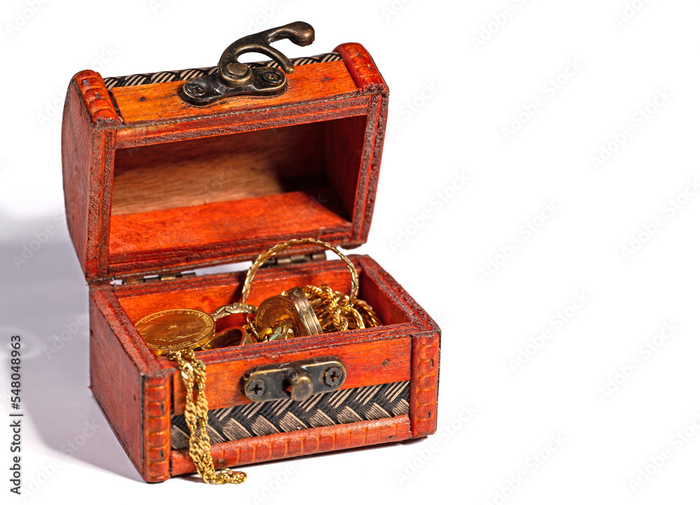 Holztruhe mit Goldschmuck vor weißem Hintergrund Holztruhe mit Goldschmuck vor weißem Hintergrund