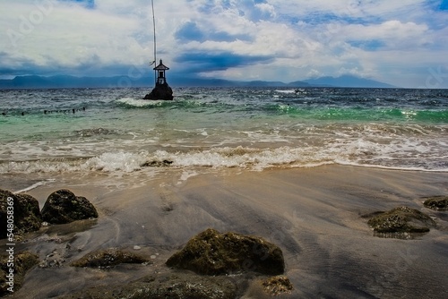 Ondulation des vagues sur la plage de Sanur, Bali, Indonésie
