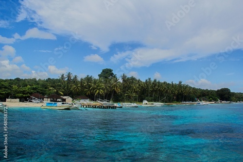 L'île de Nusa Penida photographiée depuis un navire.