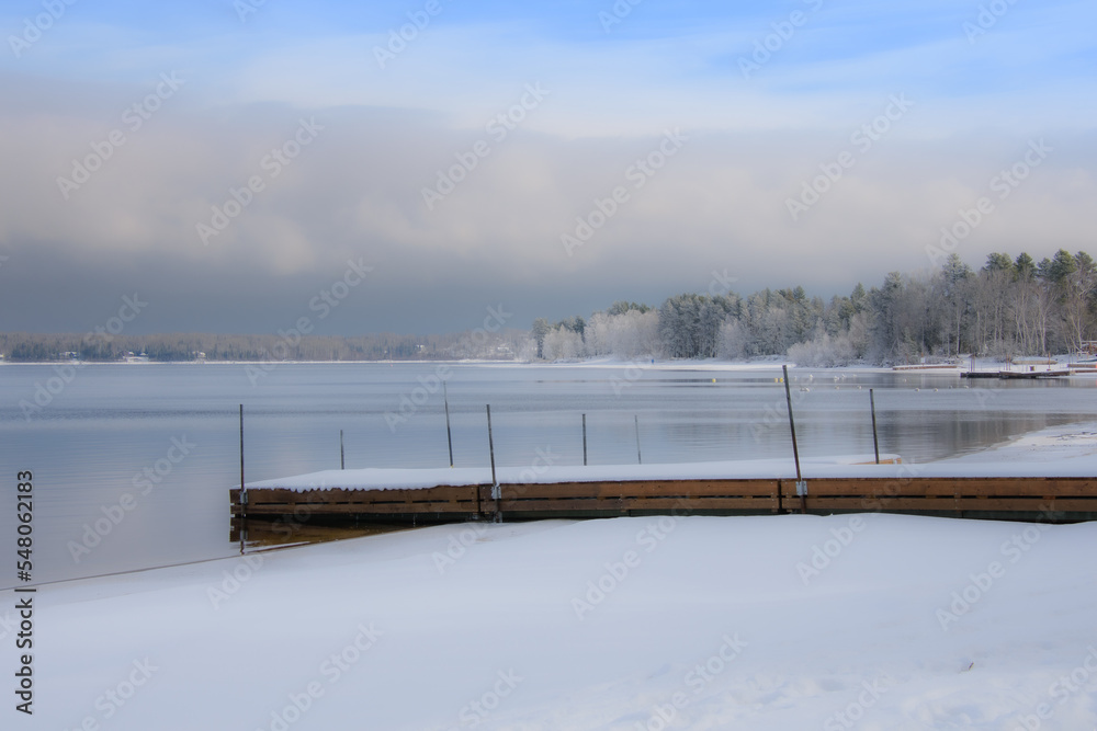 Obraz premium Canadian forest lake after the first snows of November. Province of Quebec