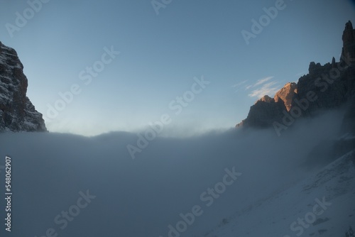 Billede på lærred hiking in dolomiti di brenta in the beginning of winter