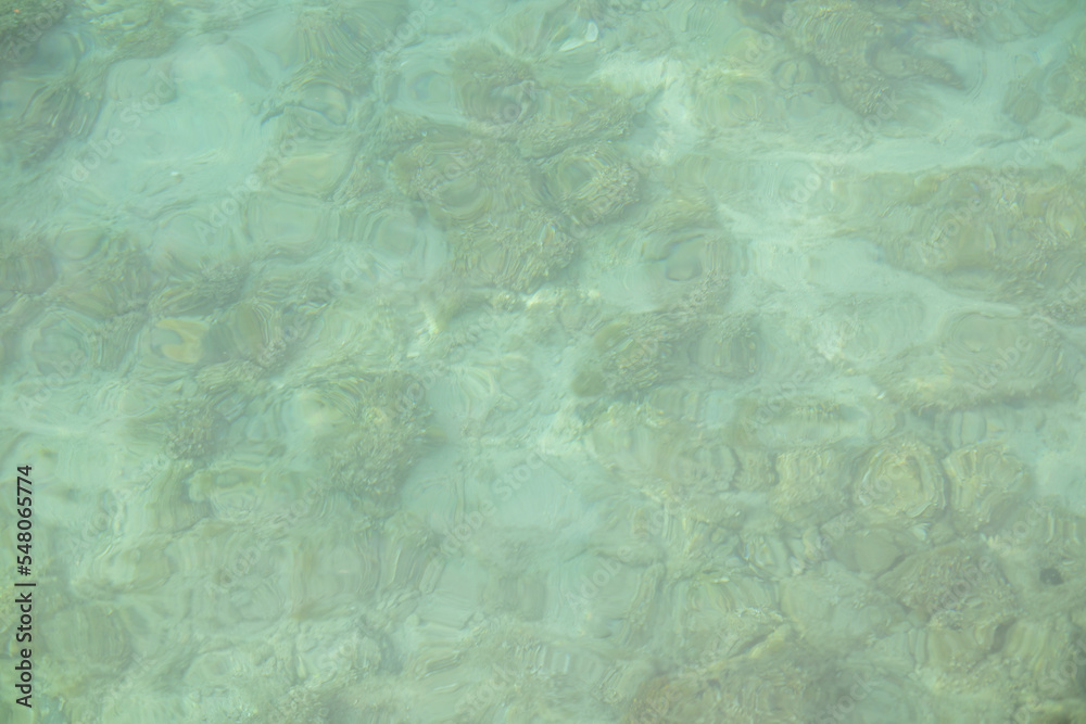 Obraz premium wallpaper texture of transparent ocean water with rocks beneath