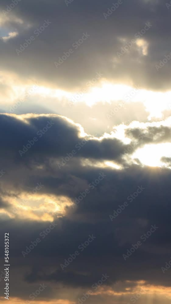 タイムラプス 薄明光線 雲と太陽 幻想的な光 タイムラプス 薄明光線 雲と太陽 幻想的な光