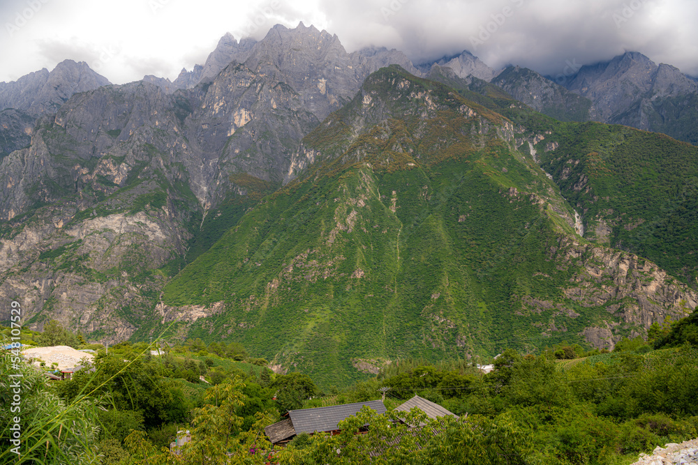 Naklejka premium Tiger Leaping Gorge scenery, Yunnan, China