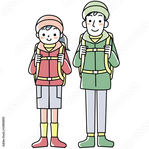 キャンプに出かける服装の若い女性と男性