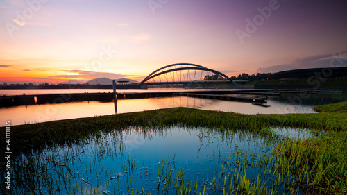 Tableau sur toile Dam scenery during sunrise at putrajaya lake.