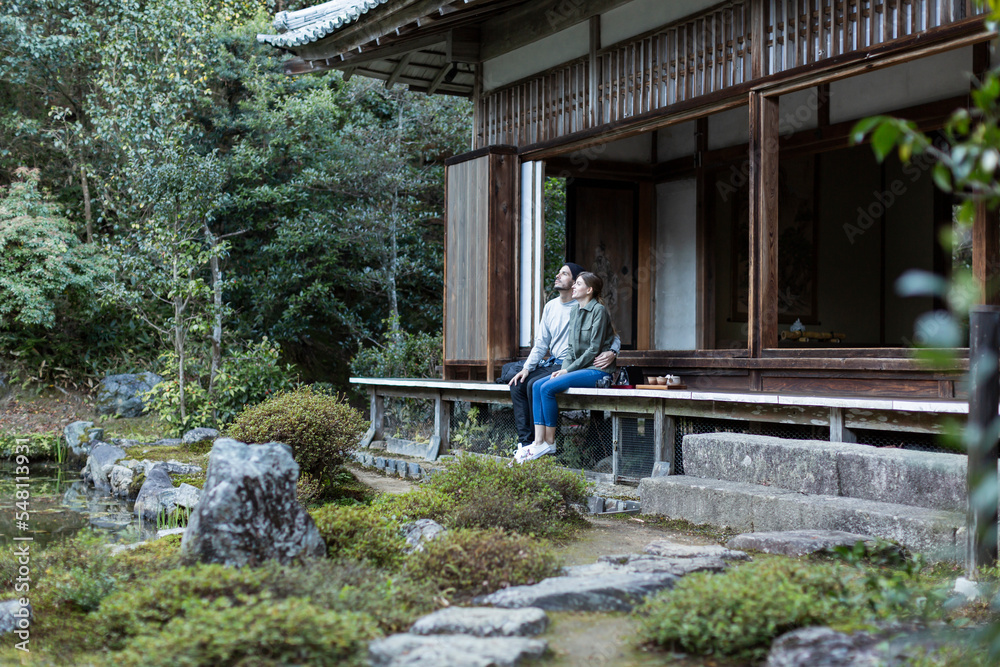 縁側に座る外国人の男女 縁側に座る外国人の男女