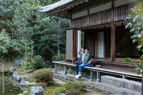 縁側に座る外国人の男女 photo