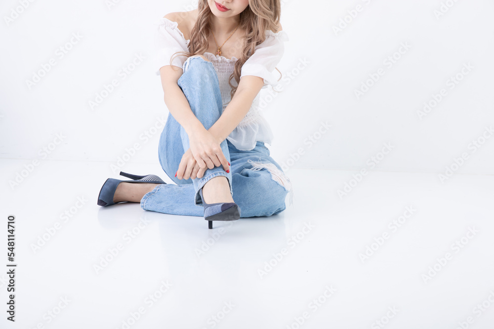 足を組んで座る金髪の女性 woman 足を組んで座る金髪の女性 woman