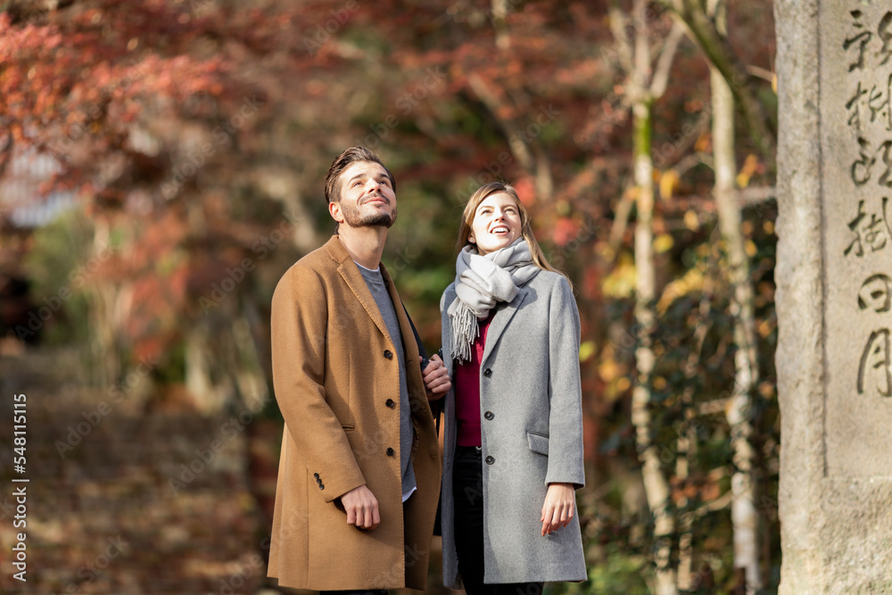 寺院を観光する外国人の男女