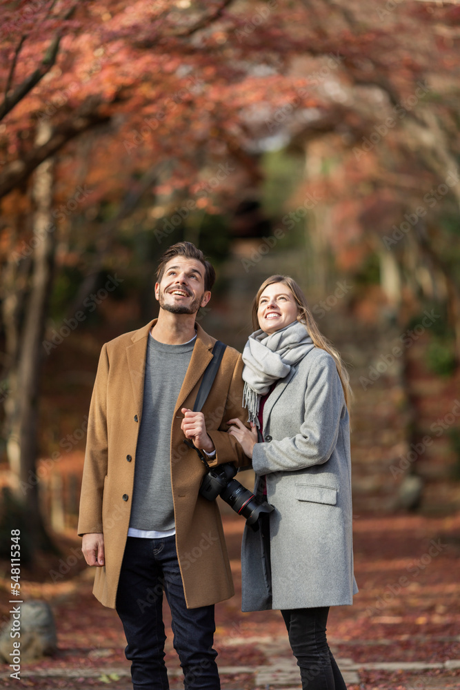 紅葉を楽しむ外国人の男女 紅葉を楽しむ外国人の男女