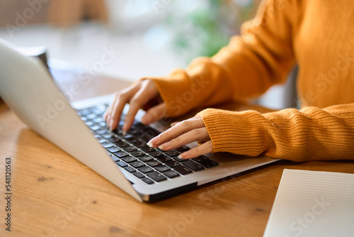パソコンでタイピングするアジア人女性の手元 photo