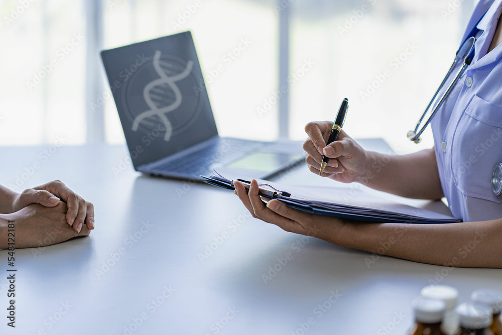Obraz premium drug concept health care and people Doctor talking to patient in clinic office
