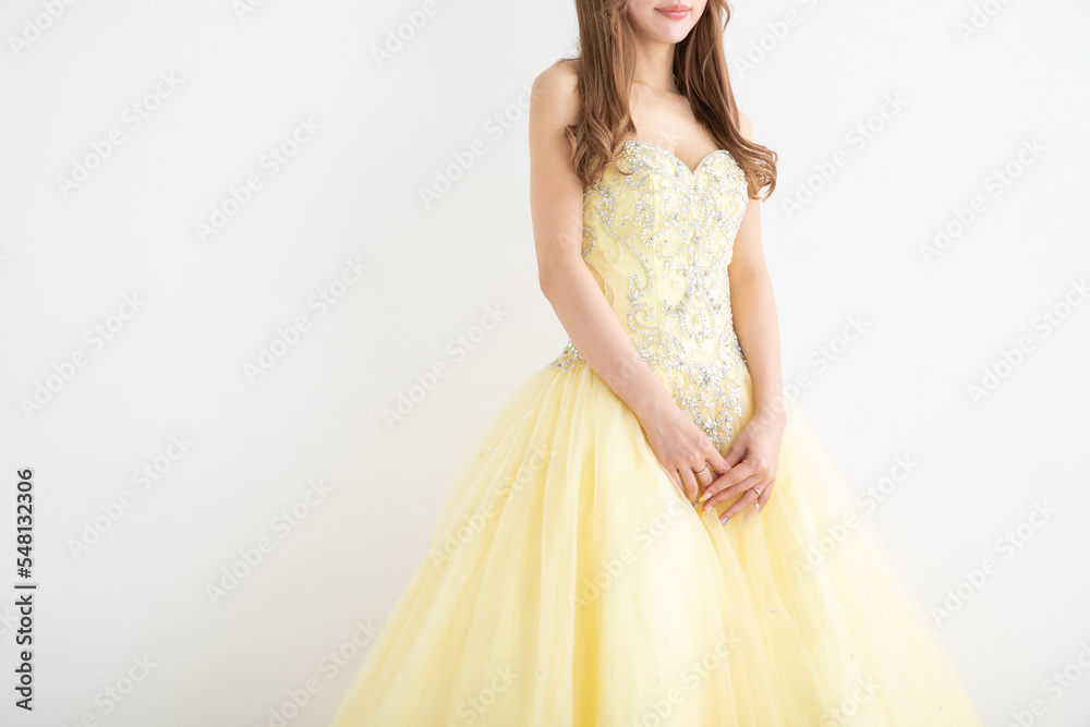 ウエディングドレスを着て微笑む女性 dress ウエディングドレスを着て微笑む女性 dress