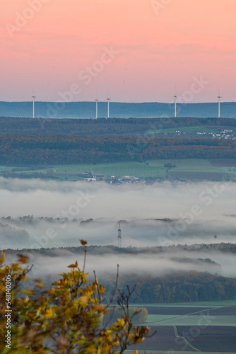 Panorama-Ausblick vom Aussichtsturm auf der Berggipfel Zabelstein bei Hundelshausen im Steigerwald  Blick   ber das Maintal nach Schweinfurt und Gerolzhofen bei Sonnenaufgang und Nebelschwaden