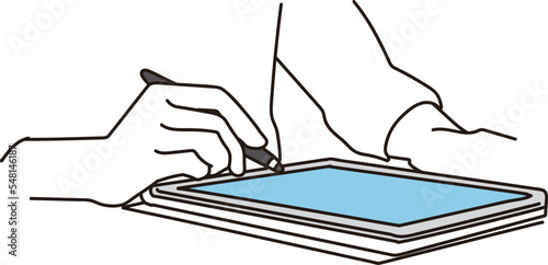 タブレットにサインをする女性の手元