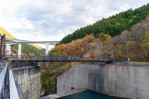 滝沢ダムの吊り橋と雷電廿六木（とどろき）橋／日本埼玉県秩父市【秩父多摩甲斐国立公園】