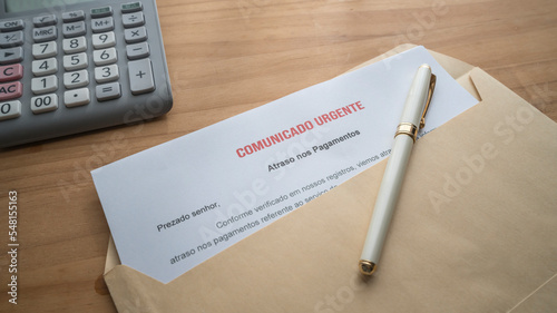 A letter that says : urgent notice about late payments in portuguese language. Urgent announcement lack of payments.