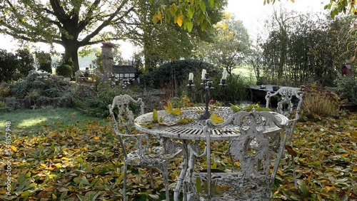 Blätter fallen auf Gartentisch