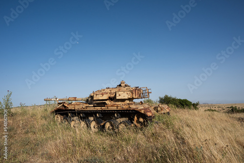 Schilderij op canvas Abandoned tank on the Golan Heights
