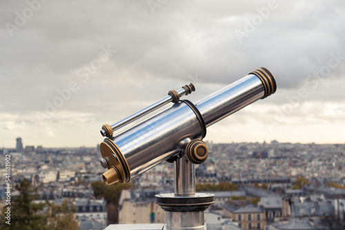 Telescopio con vistas en lo más alto de Montmartre, París.