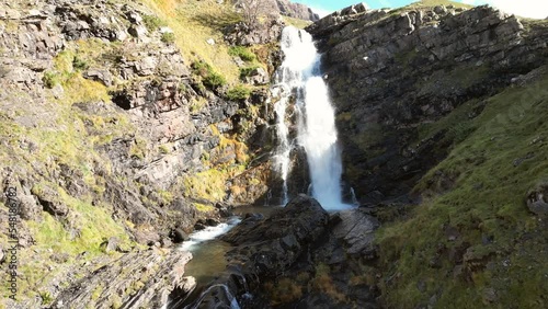Cascada de las Negras en el Pirineo Aragones. Pequeña cascada formada por el deshielo en el barranco de Izas, muy cerca de Canfrac Estación. Valle de Izas, Aragón, España.