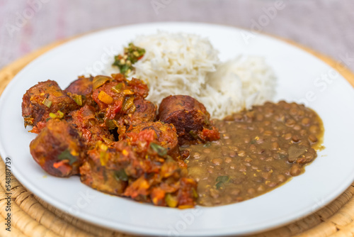 Assiette créole, rougail saucisses, lentilles, riz blanc et piment écrasé 