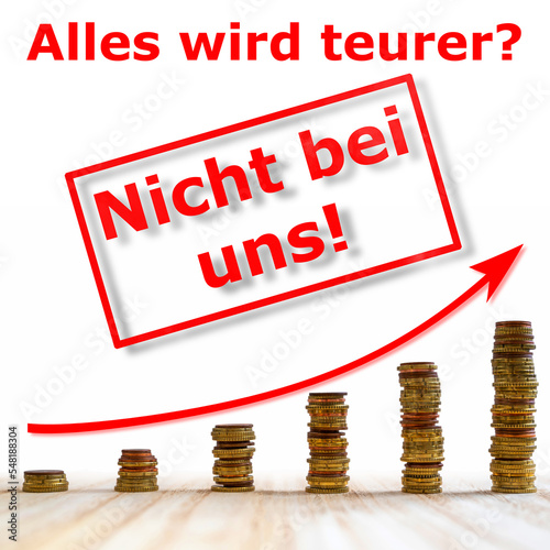 Gestapelte Münzen mit dem Text in deutscher Sprache 
