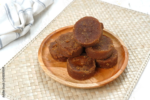 Foto Organic brown palm sugar or coconut sugar or gula jawa