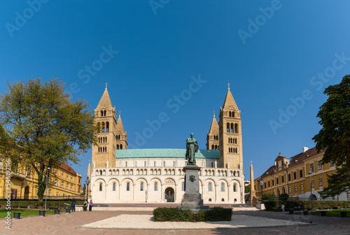 view of the Szepessy Ignacz Monument and the Pécs Cathedral © makasana photo