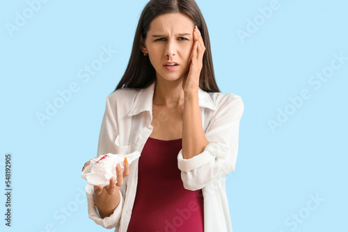 Young pregnant woman with n...