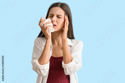 Young pregnant woman with n...