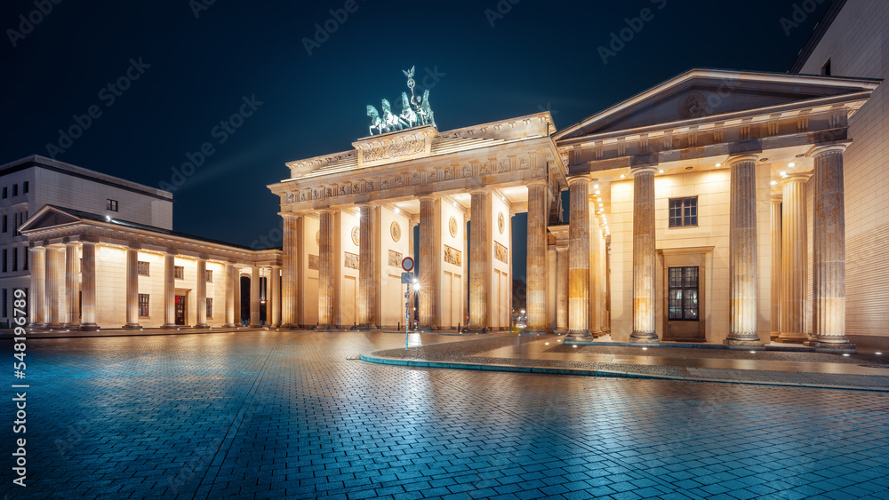 the brandenburg gate in berlin at night