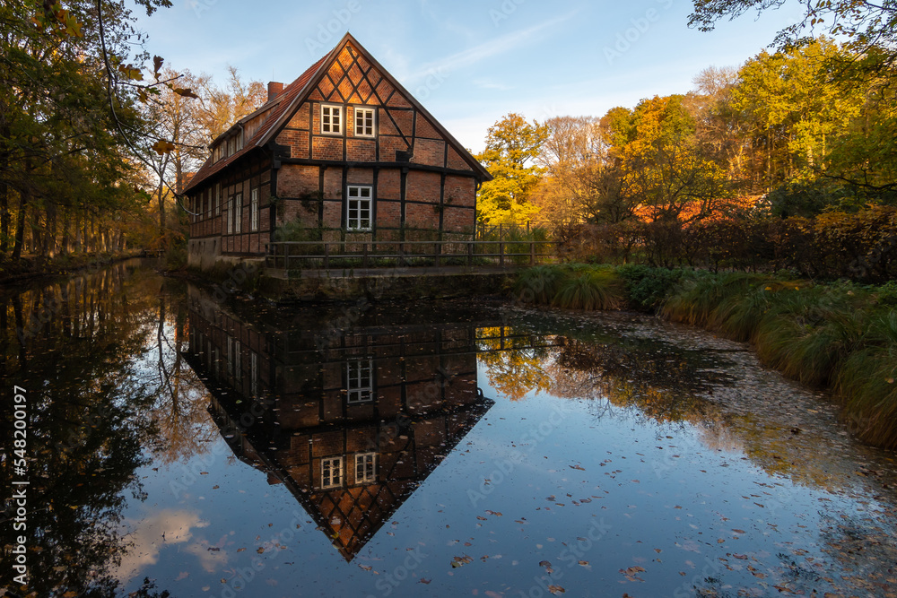 Obraz premium Fachwerkhaus mit Spiegelung im Wasser.