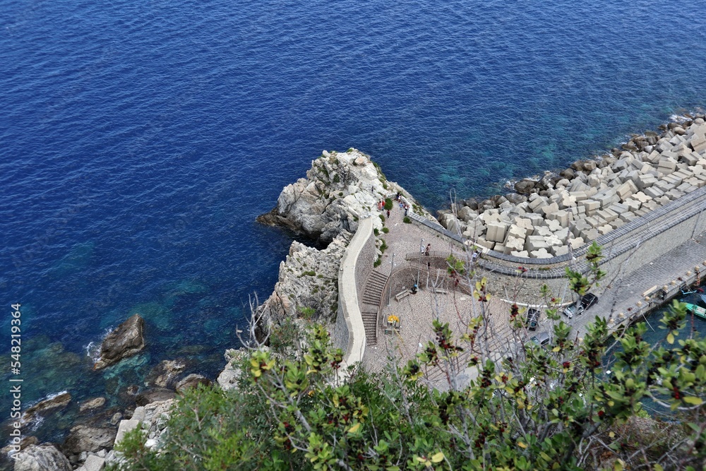 Fototapeta premium Scilla - Scogliera del porto dal terrazzo di Castello Ruffo