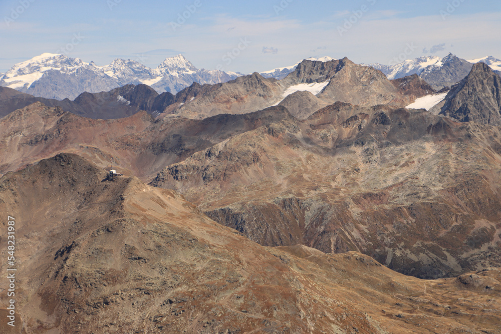 Hochalpine Landschaft im Klimawandel; Blick vom Munt Pers über Lagalb und die Gipfel der Livigno-Alpen nach Osten auf Ortler (3900m) und Königspitze (3851m); In der Bildmitte Piz Paradisin Hochalpine Landschaft im Klimawandel; Blick vom Munt Pers über Lagalb und die Gipfel der Livigno-Alpen nach Osten auf Ortler (3900m) und Königspitze (3851m); In der Bildmitte Piz Paradisin
